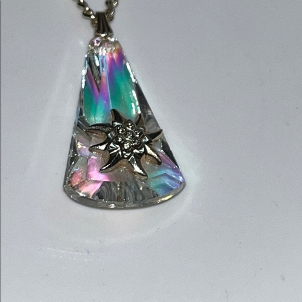 Elegant Gold and Crystal Pendant Necklace